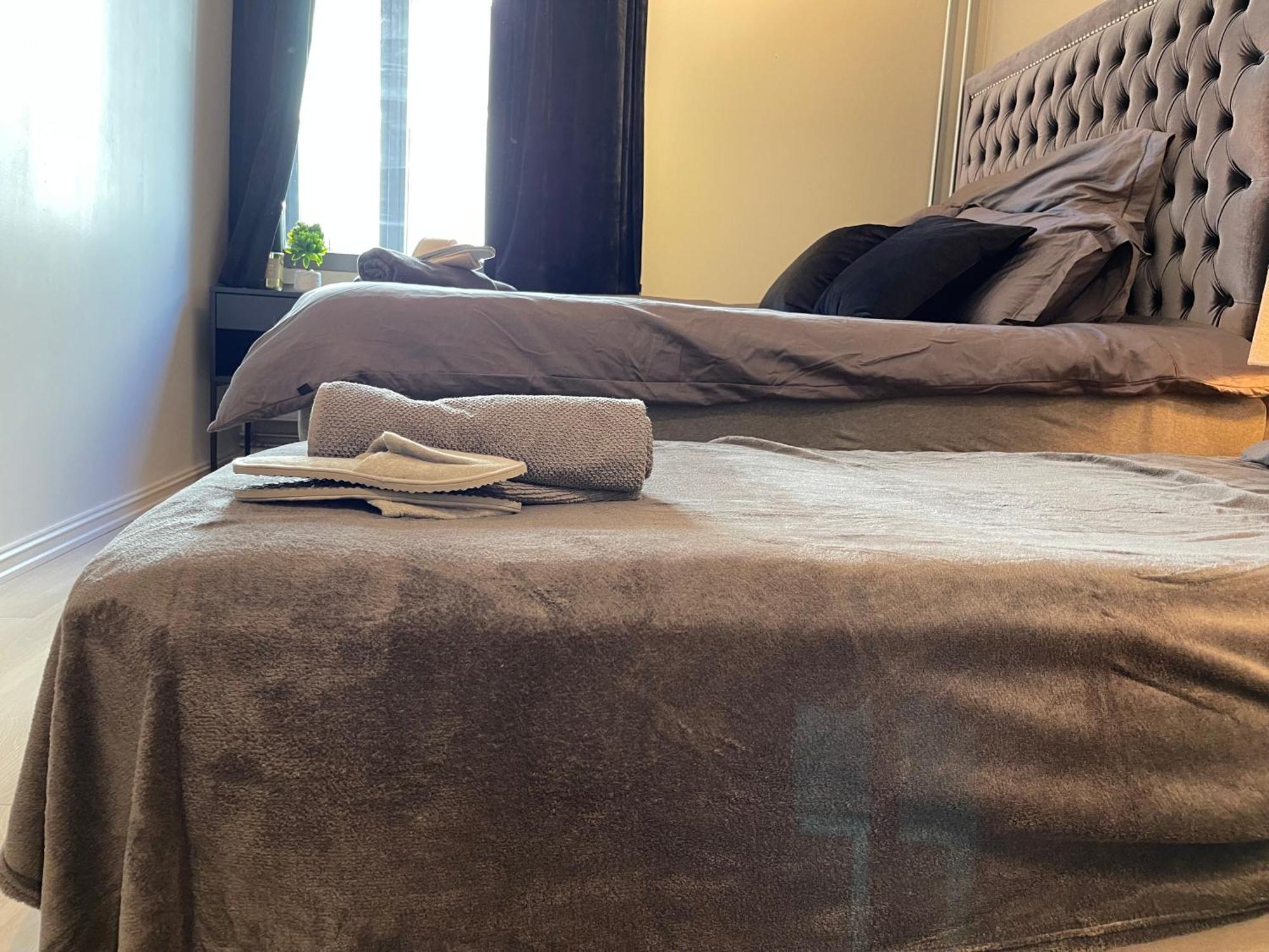 Luxurious Modern In - Eur 4k Expensive Bed And 82